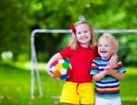어린이의 삶에서 야외 게임의 중요성에 대한 유명한 교사 어린이의 삶에서 야외 게임의 중요성